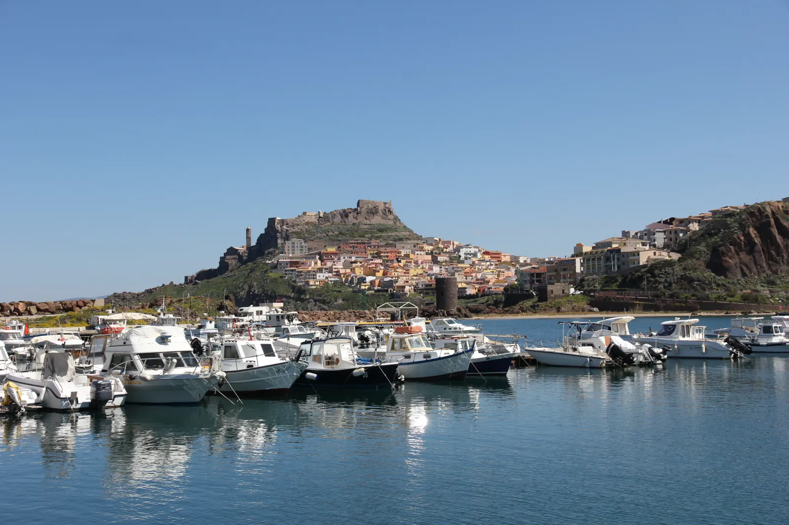 Il borgo di Castelsardo sul promontorio con il Castello dei Doria in cima, visto dal porticciolo turistico