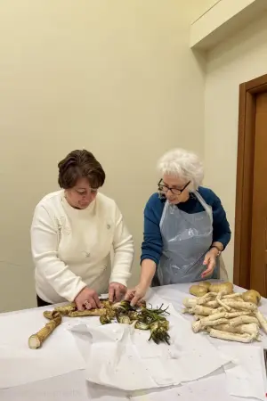 Rafanata di Stigliano Donne cucinano la rafanata di Stigliano