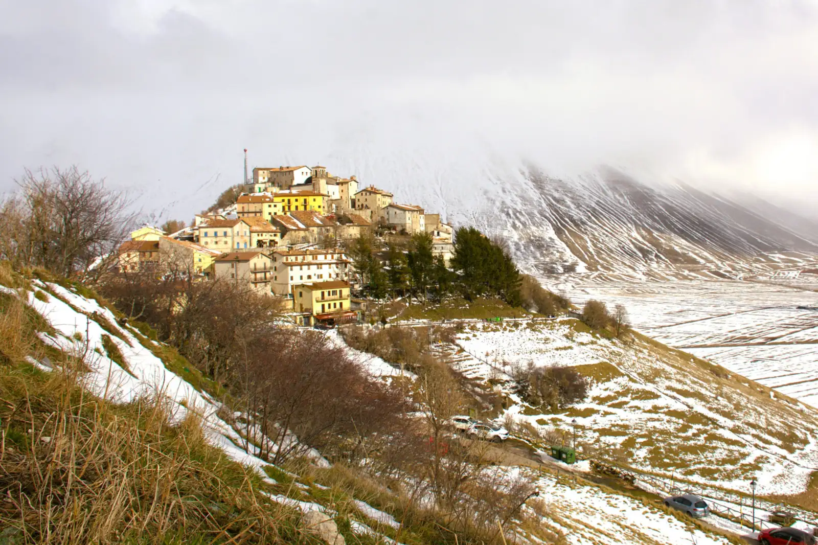 Castelluccio di Norcia affacciato sul Pian Grande, nel Parco dei Monti Sibillini