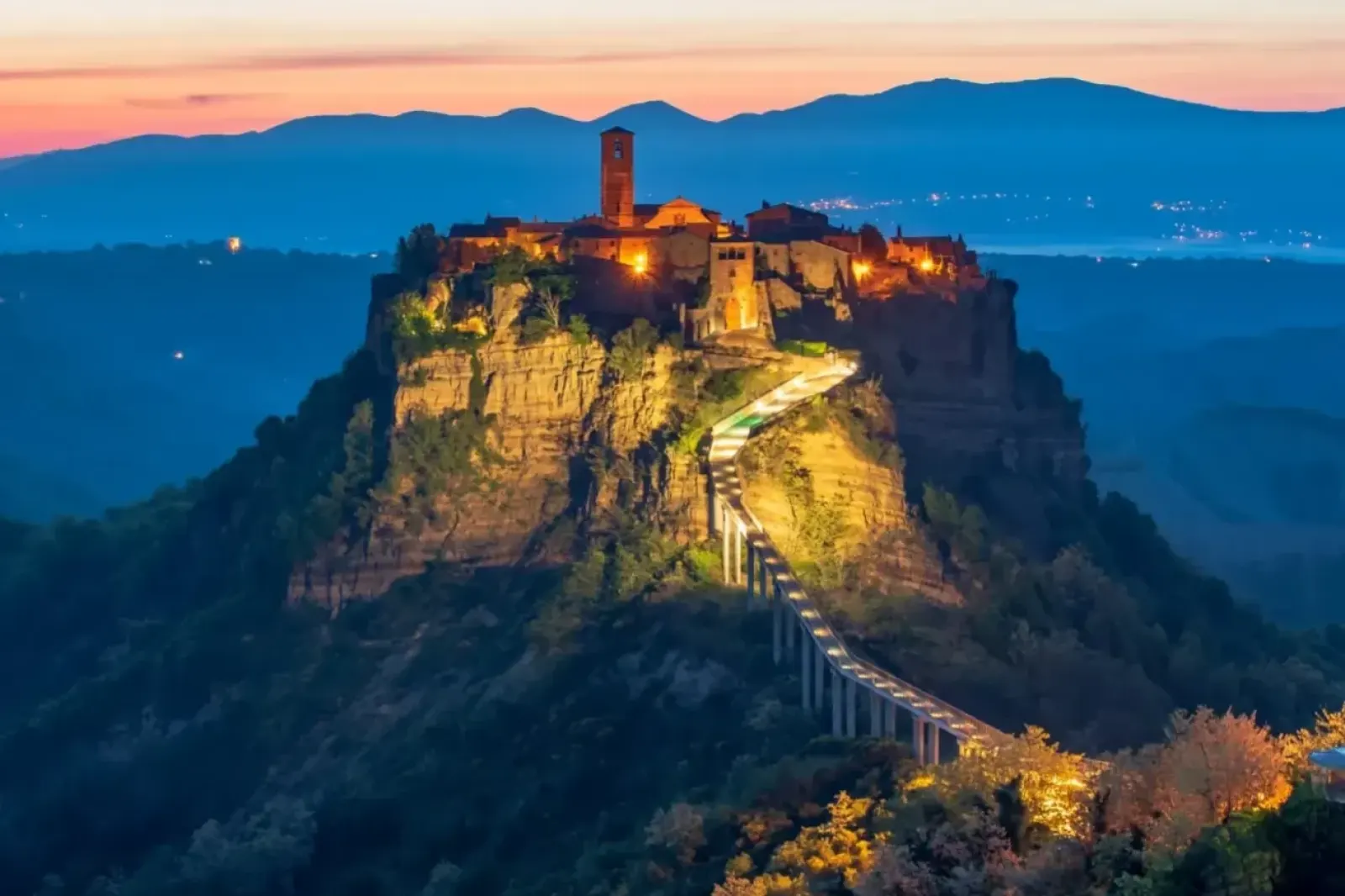 Civita di Bagnoregio, il borgo sospeso sulla rupe di tufo nella valle dei calanchi