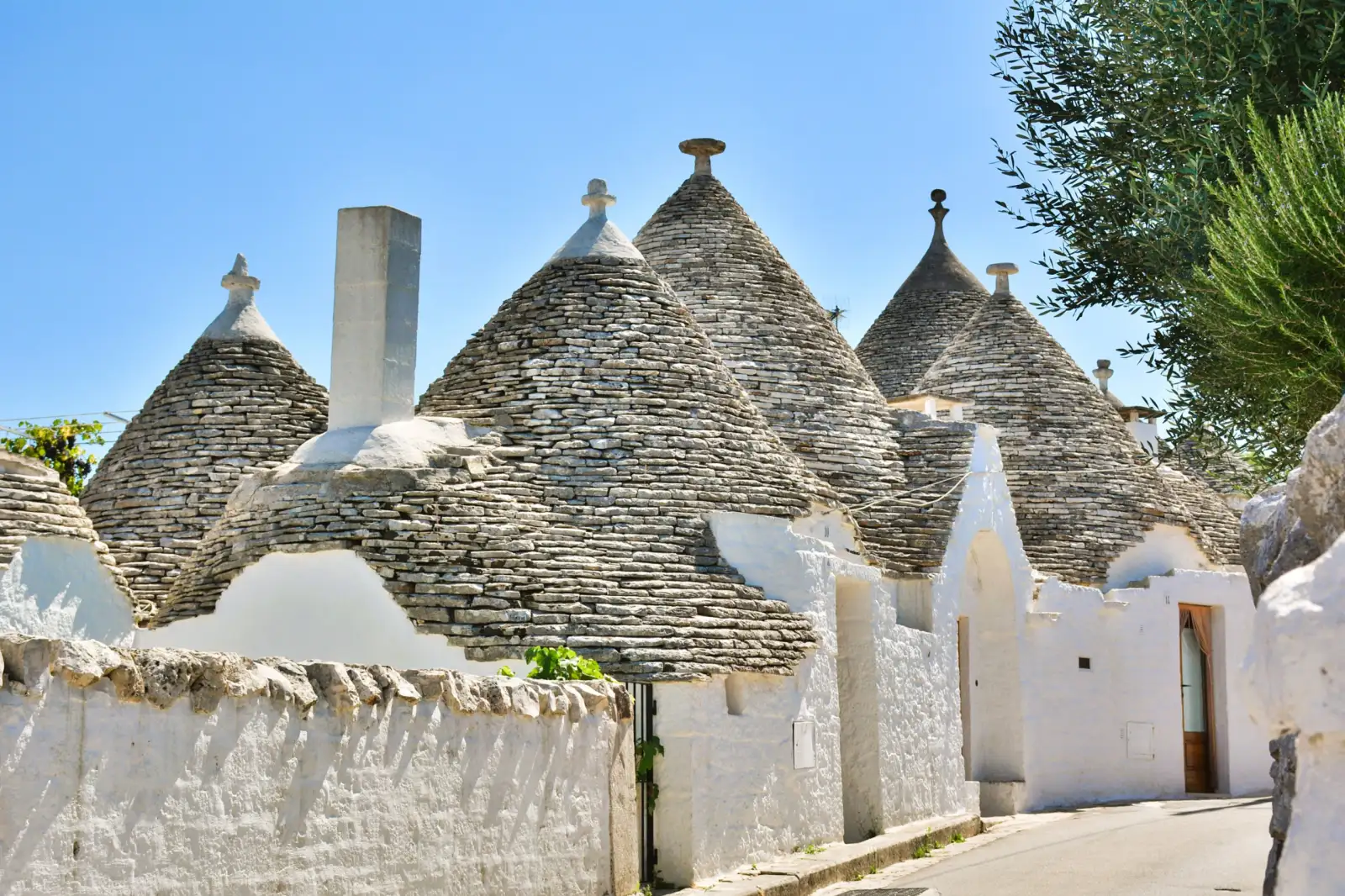 I trulli dai tetti conici di Alberobello, in Puglia