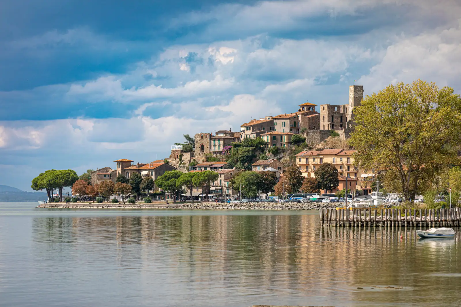 Monte del Lago, piccolo borgo medievale sul Lago Trasimeno in Umbria