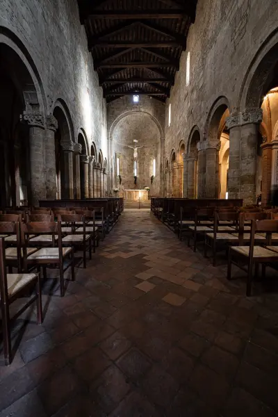 L’interno romanico a tre navate della Collegiata di Santa Maria Assunta a Castell’Arquato