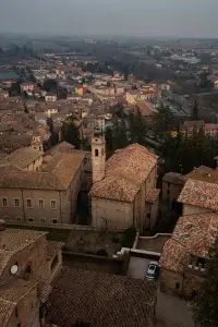 Castell’Arquato vista dall’alto della Rocca Viscontea: i tetti in coppi, il campanile e la Pianura Padana sullo sfondo