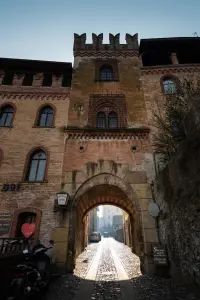 L’antica porta merlata di Castell’Arquato, con l’arco che immette nella via acciottolata del borgo