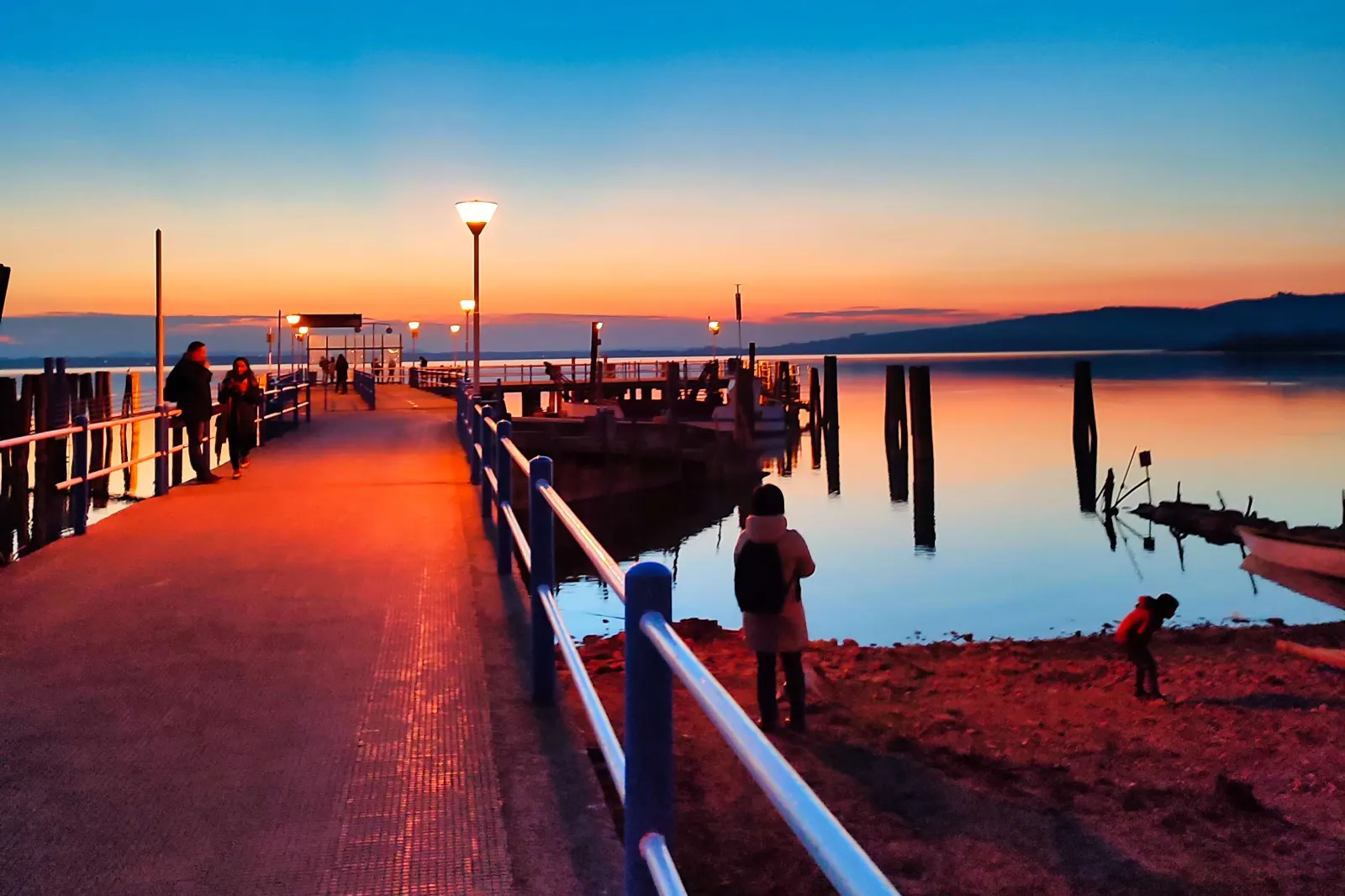 Isola Maggiore sul Lago Trasimeno al tramonto, con luci calde sul borgo