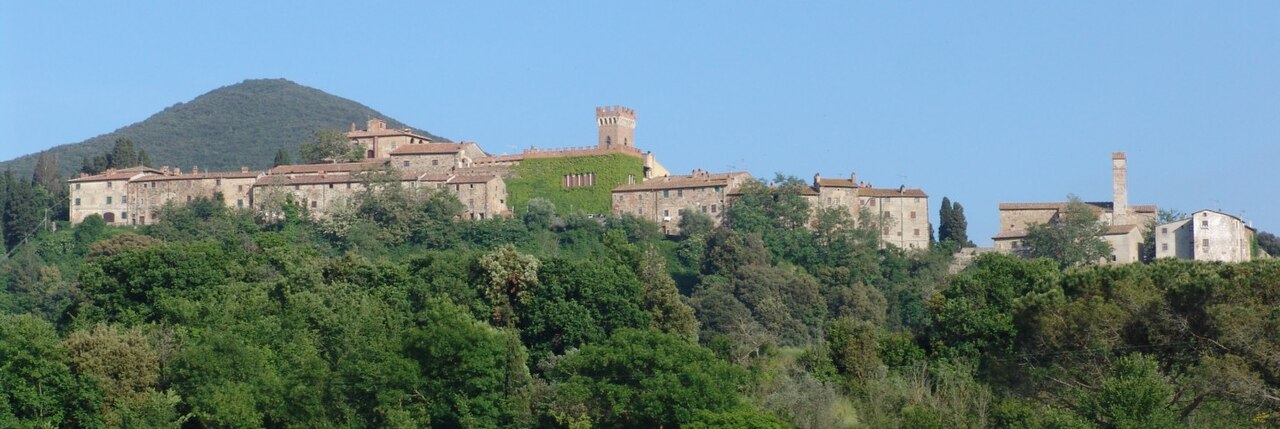 Il borgo di Querceto con la torre del Castello Ginori, in Val di Cecina