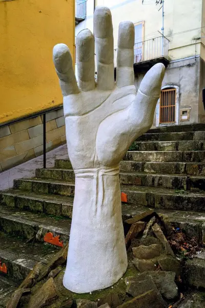 Scultura di una mano nel borgo di Stigliano Scultura a forma di mano