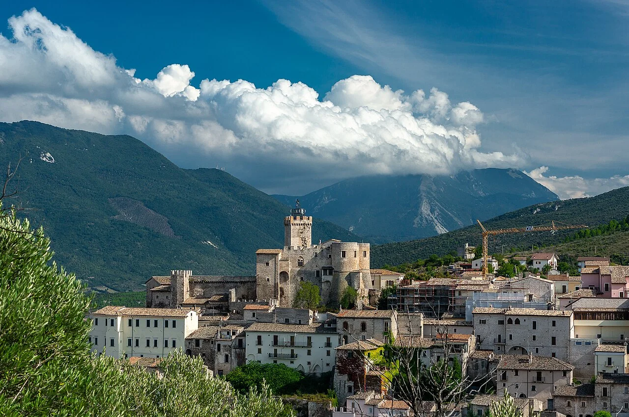 Il borgo di Capestrano con il suo castello e le montagne abruzzesi sullo sfondo