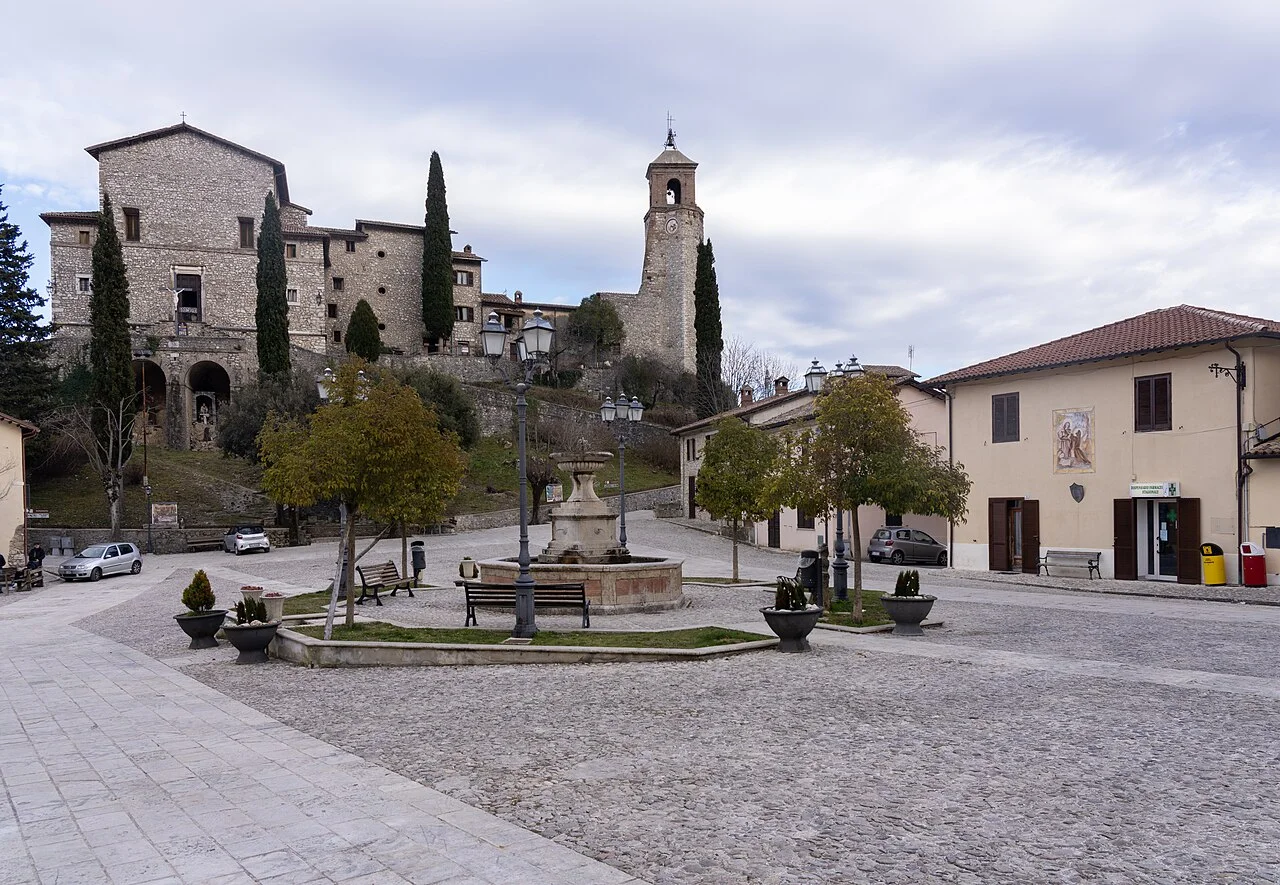 La piazza di Greccio con la fontana, il campanile e il centro storico medievale