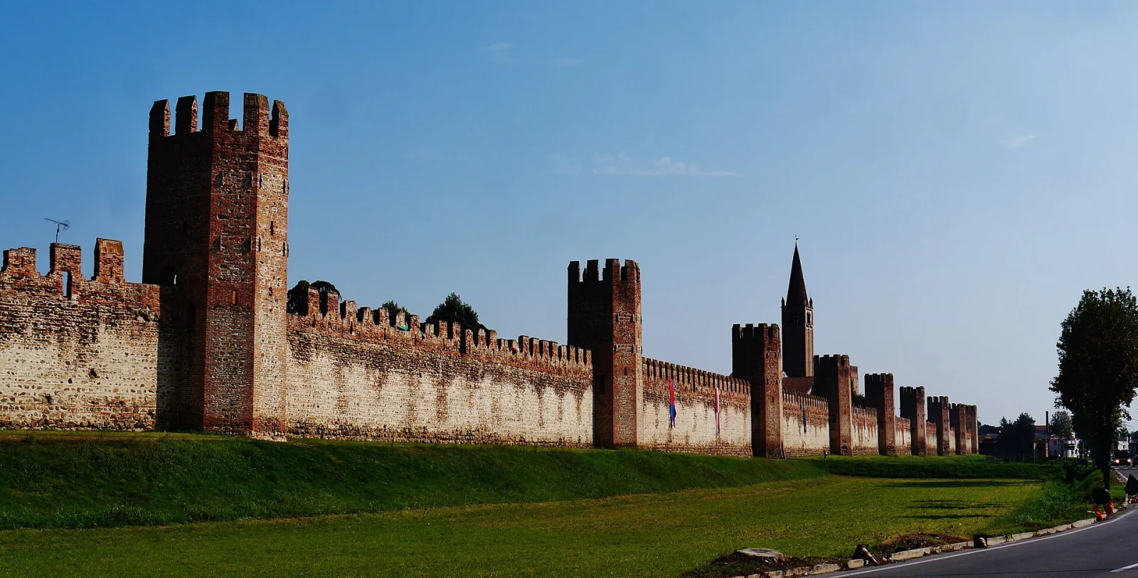 Le mura medievali di Montagnana con le torri merlate viste dal vallo