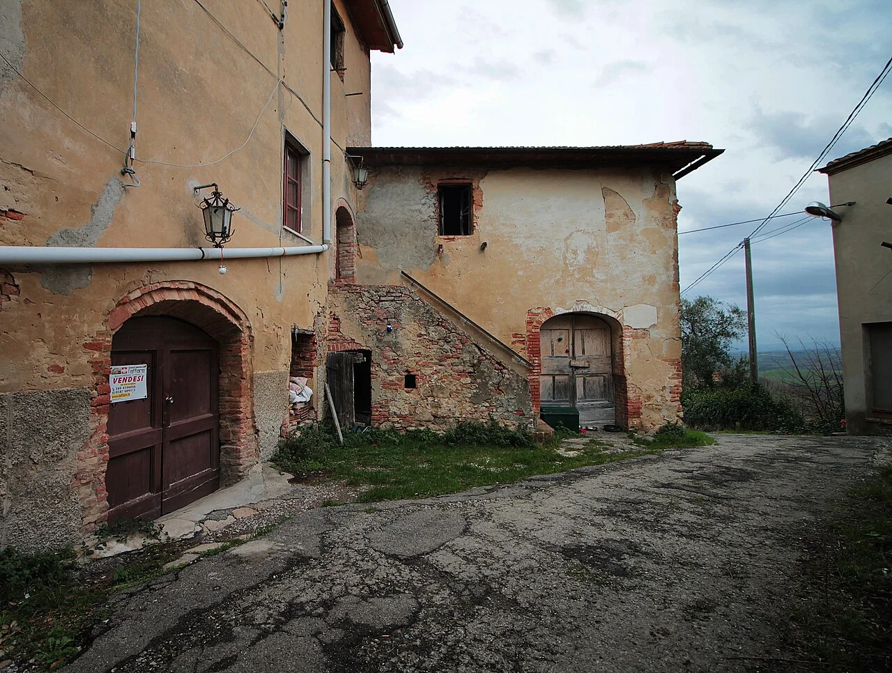 Una casa abbandonata nel borgo fantasma di Toiano, frazione di Palaia